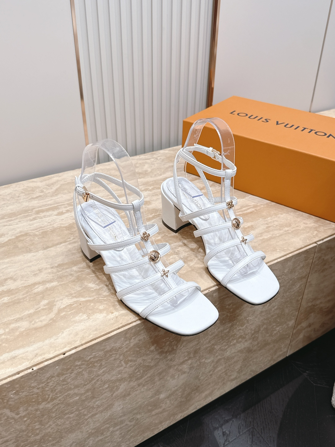 NO:885667,Louis Vuitton LV donkey brand new summer metal buckle thick heel high-heeled sandals. Simple and exquisite, full of high-end, showing elegance ~ super good-looking on the feet, perfect for summer shoes. Imported cowhide upper, sheepskin lining, outsole, genuine leather outsole imported from Italy, size 35-41 (40.41 custom-made, non-refundable), high-heeled sandals, louis vuitton, louis vuitton, louis  vuitton,sandals,high heels,cowhide,sheepskin,Leather soles19860909Louis Vuitton LV驴牌夏季新款金属扣粗跟高跟凉鞋 简约精致,高级感满满,尽显优雅气质～上脚超好看,拉满了夏日美鞋的绝绝子 鞋面进口牛皮 内里羊皮内里 大底意大利进口真皮大底 码数35-41（40.41订做不退换）,高跟鞋凉鞋,louis vuitton,louis vuitton,louis vuitton,sandals,high heels,cowhide,sheepskin,Leather soles,Women's Shoes