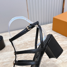 Louis Vuitton LV驴牌夏季新款金属扣粗跟高跟凉鞋简约精致,高级感满满,尽显优雅气质~上脚 Louis Vuitton LV驴牌夏季新款金属扣粗跟高跟凉鞋简约精致,高级感满满,尽显优雅气质~上脚