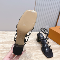 Louis Vuitton LV驴牌夏季新款金属扣粗跟高跟凉鞋简约精致,高级感满满,尽显优雅气质~上脚 Louis Vuitton LV驴牌夏季新款金属扣粗跟高跟凉鞋简约精致,高级感满满,尽显优雅气质~上脚