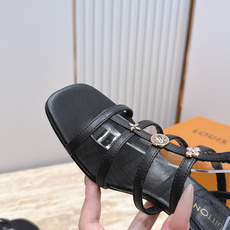Louis Vuitton LV驴牌夏季新款金属扣粗跟高跟凉鞋简约精致,高级感满满,尽显优雅气质~上脚 Louis Vuitton LV驴牌夏季新款金属扣粗跟高跟凉鞋简约精致,高级感满满,尽显优雅气质~上脚