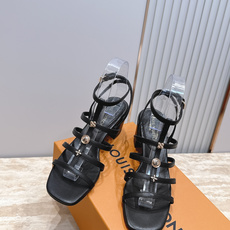 Louis Vuitton LV驴牌夏季新款金属扣粗跟高跟凉鞋简约精致,高级感满满,尽显优雅气质~上脚 Louis Vuitton LV驴牌夏季新款金属扣粗跟高跟凉鞋简约精致,高级感满满,尽显优雅气质~上脚