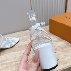 Louis Vuitton LV驴牌夏季新款金属扣粗跟高跟凉鞋简约精致,高级感满满,尽显优雅气质~上脚 Louis Vuitton LV驴牌夏季新款金属扣粗跟高跟凉鞋简约精致,高级感满满,尽显优雅气质~上脚