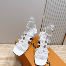 Louis Vuitton LV驴牌夏季新款金属扣粗跟高跟凉鞋简约精致,高级感满满,尽显优雅气质~上脚 Louis Vuitton LV驴牌夏季新款金属扣粗跟高跟凉鞋简约精致,高级感满满,尽显优雅气质~上脚