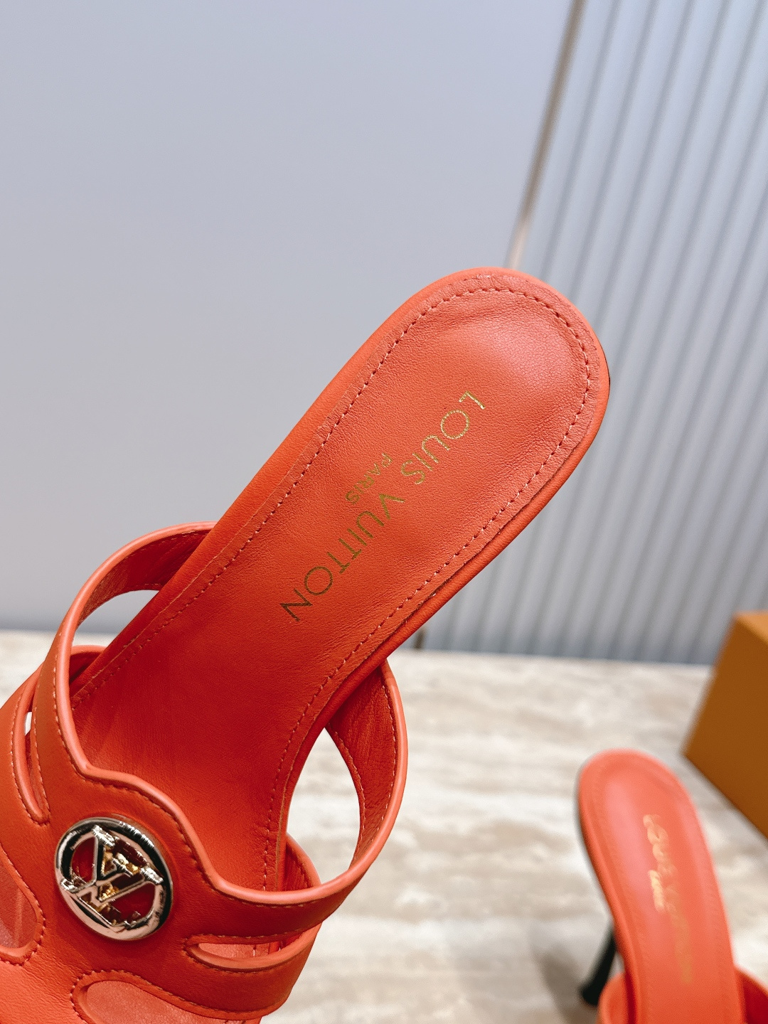Louis Vuitton  LV驴牌夏季新款金属扣粗跟高跟凉鞋拖鞋简约精致，高级感满满，尽显优雅气质～