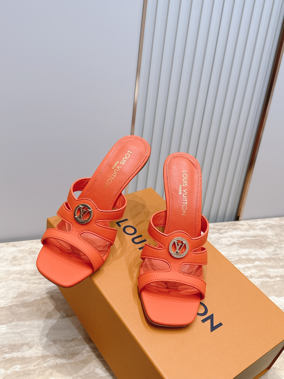 Louis Vuitton  LV驴牌夏季新款金属扣粗跟高跟凉鞋拖鞋简约精致，高级感满满，尽显优雅气质～