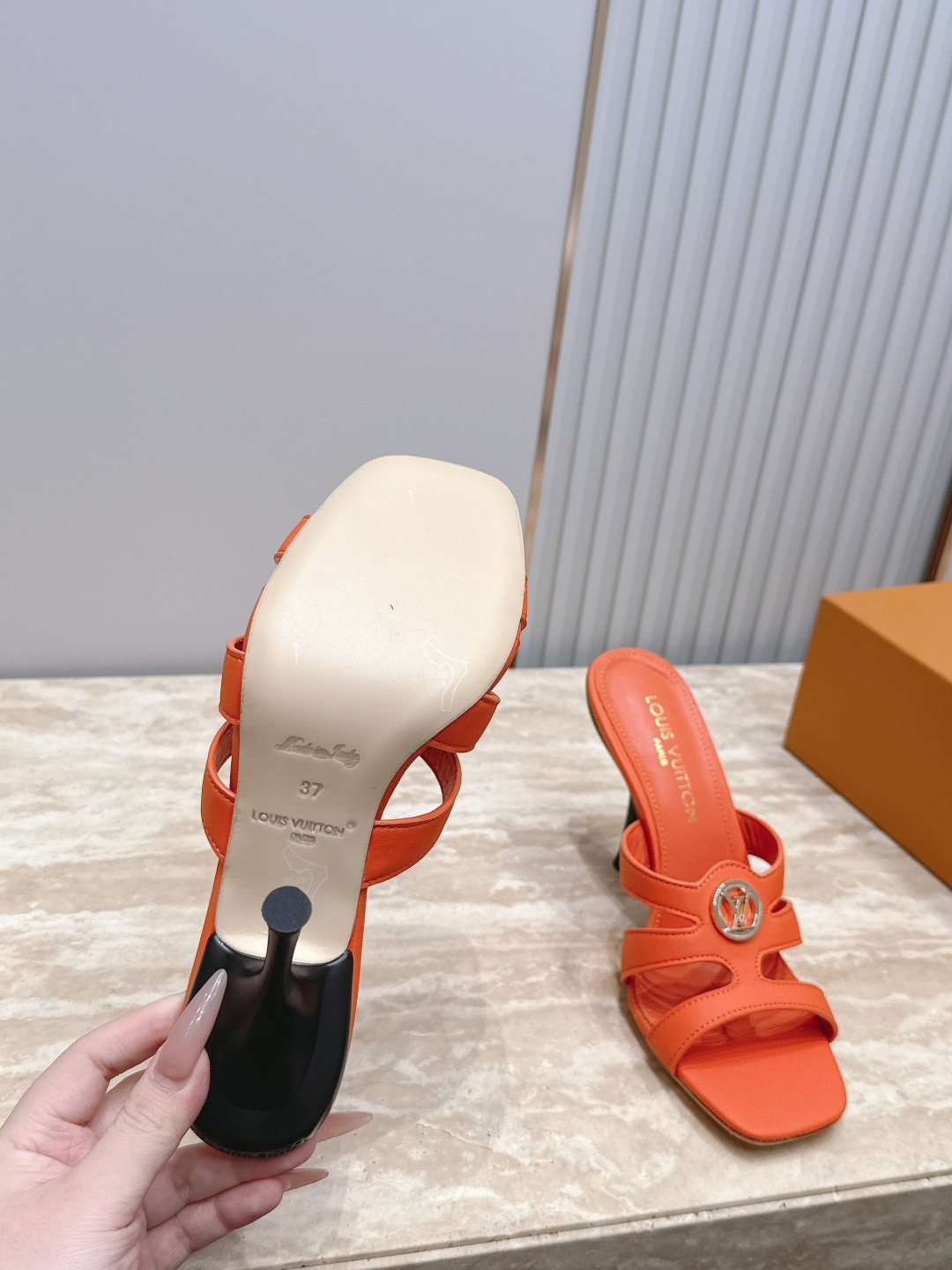 Louis Vuitton  LV驴牌夏季新款金属扣粗跟高跟凉鞋拖鞋简约精致，高级感满满，尽显优雅气质～