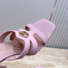 Louis Vuitton LV驴牌夏季新款金属扣粗跟高跟凉鞋拖鞋简约精致,高级感满满,尽显优雅气质~ Louis Vuitton LV驴牌夏季新款金属扣粗跟高跟凉鞋拖鞋简约精致,高级感满满,尽显优雅气质~