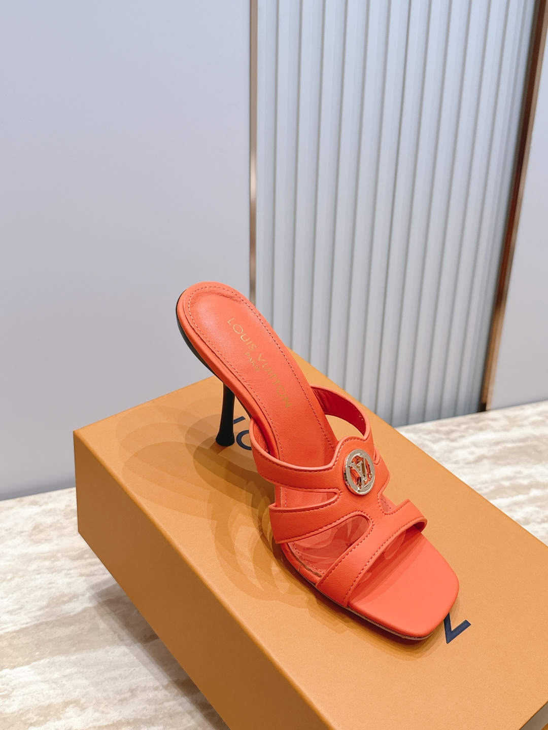 Louis Vuitton  LV驴牌夏季新款金属扣粗跟高跟凉鞋拖鞋简约精致，高级感满满，尽显优雅气质～