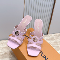 Louis Vuitton LV驴牌夏季新款金属扣粗跟高跟凉鞋拖鞋简约精致,高级感满满,尽显优雅气质~ Louis Vuitton LV驴牌夏季新款金属扣粗跟高跟凉鞋拖鞋简约精致,高级感满满,尽显优雅气质~
