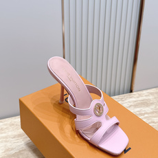 Louis Vuitton LV驴牌夏季新款金属扣粗跟高跟凉鞋拖鞋简约精致,高级感满满,尽显优雅气质~ Louis Vuitton LV驴牌夏季新款金属扣粗跟高跟凉鞋拖鞋简约精致,高级感满满,尽显优雅气质~