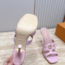 Louis Vuitton LV驴牌夏季新款金属扣粗跟高跟凉鞋拖鞋简约精致,高级感满满,尽显优雅气质~ Louis Vuitton LV驴牌夏季新款金属扣粗跟高跟凉鞋拖鞋简约精致,高级感满满,尽显优雅气质~