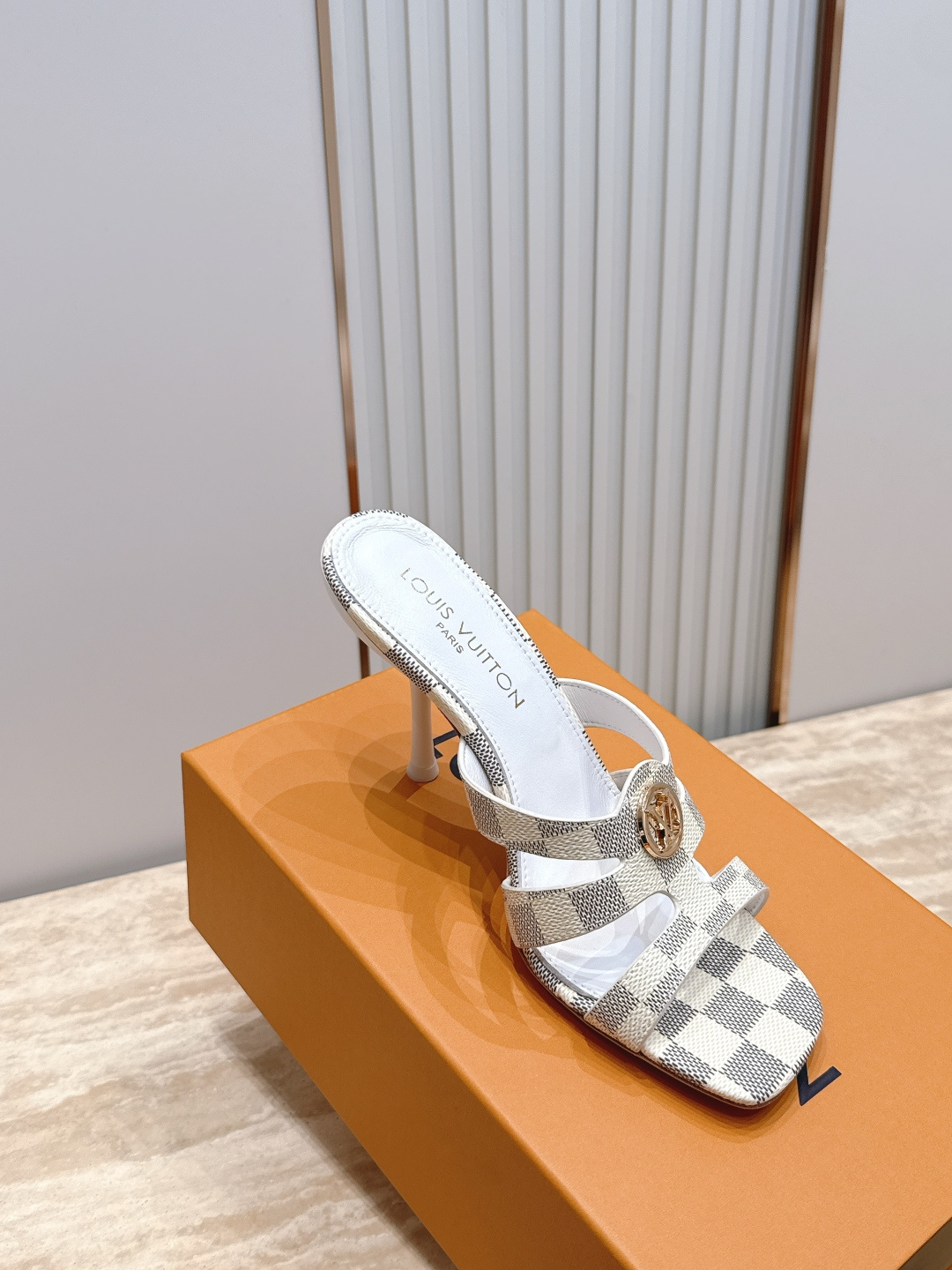 Louis Vuitton  LV驴牌夏季新款金属扣粗跟高跟凉鞋拖鞋简约精致，高级感满满，尽显优雅气质～