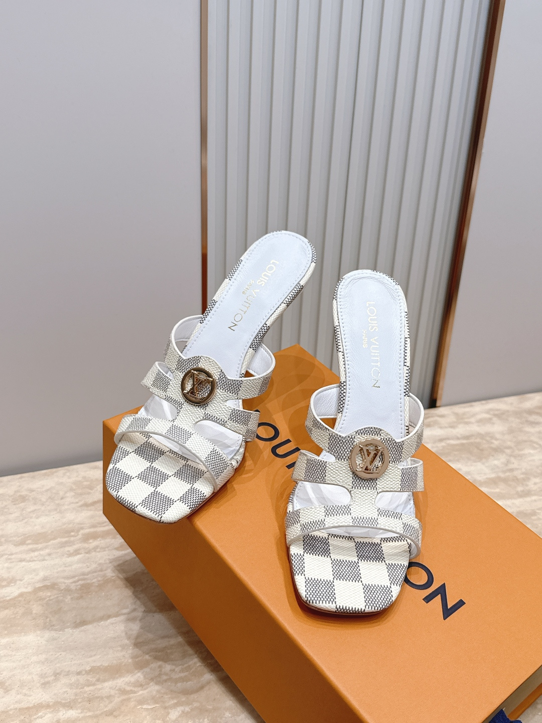 Louis Vuitton  LV驴牌夏季新款金属扣粗跟高跟凉鞋拖鞋简约精致，高级感满满，尽显优雅气质～