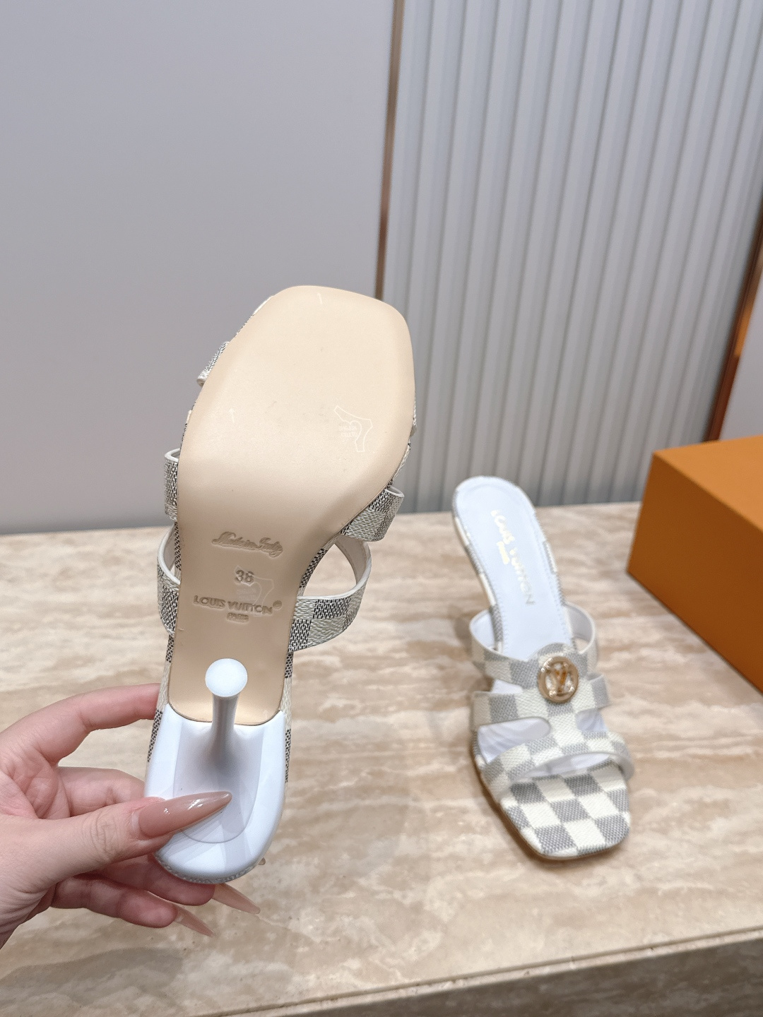 Louis Vuitton  LV驴牌夏季新款金属扣粗跟高跟凉鞋拖鞋简约精致，高级感满满，尽显优雅气质～