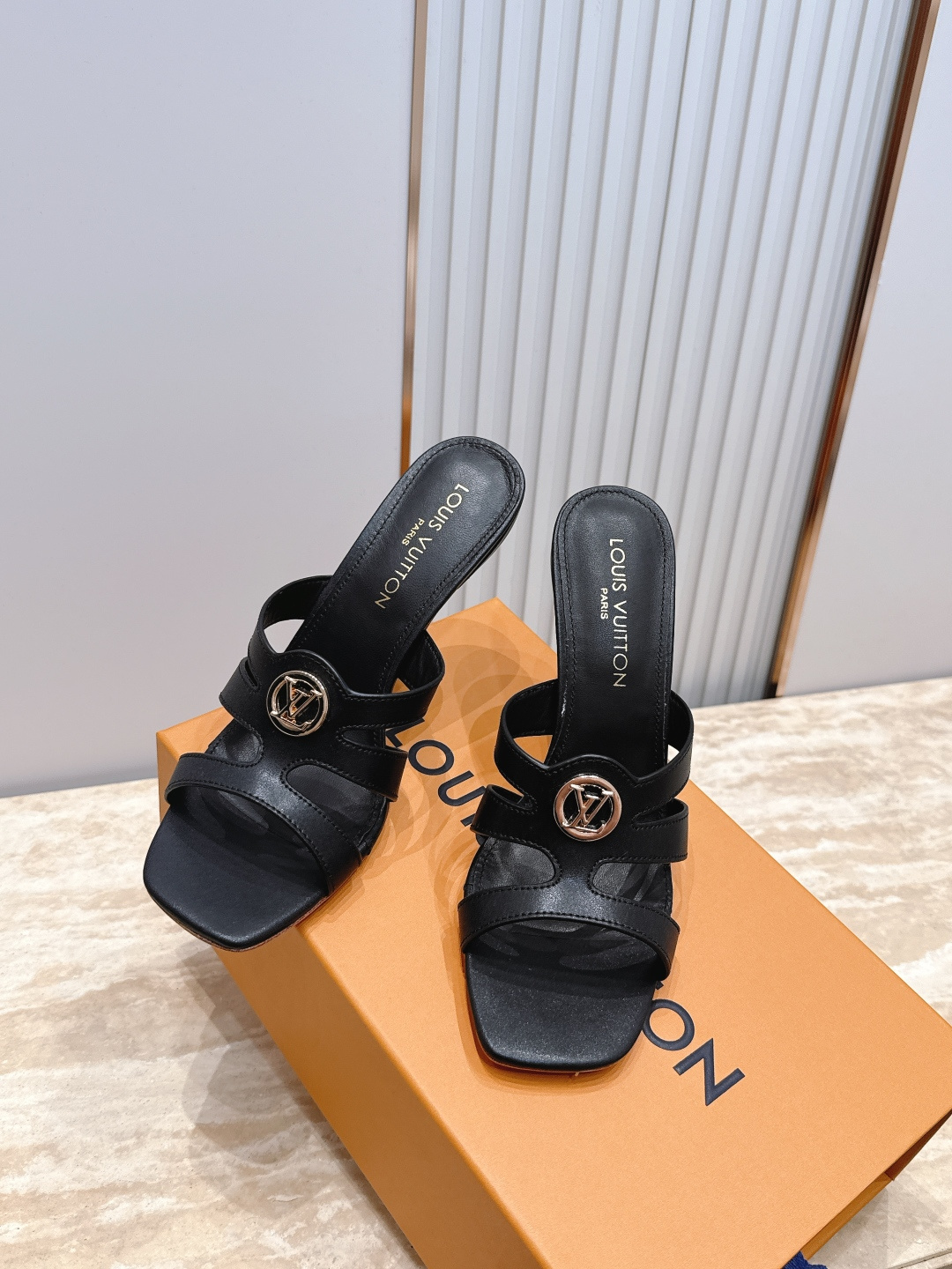 Louis Vuitton  LV驴牌夏季新款金属扣粗跟高跟凉鞋拖鞋简约精致，高级感满满，尽显优雅气质～