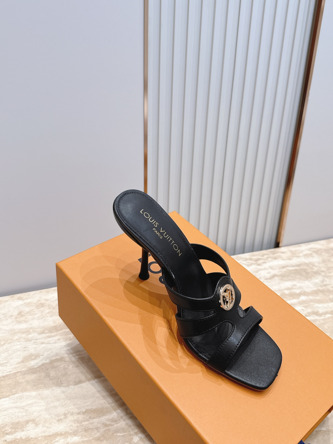 Louis Vuitton  LV驴牌夏季新款金属扣粗跟高跟凉鞋拖鞋简约精致，高级感满满，尽显优雅气质～