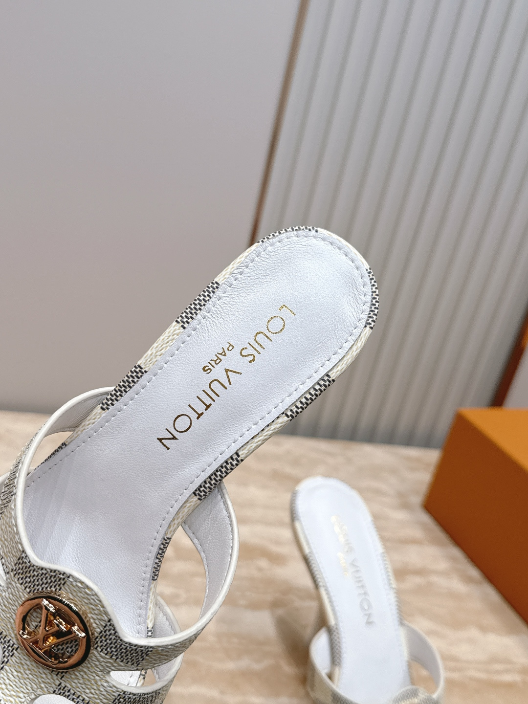 Louis Vuitton  LV驴牌夏季新款金属扣粗跟高跟凉鞋拖鞋简约精致，高级感满满，尽显优雅气质～