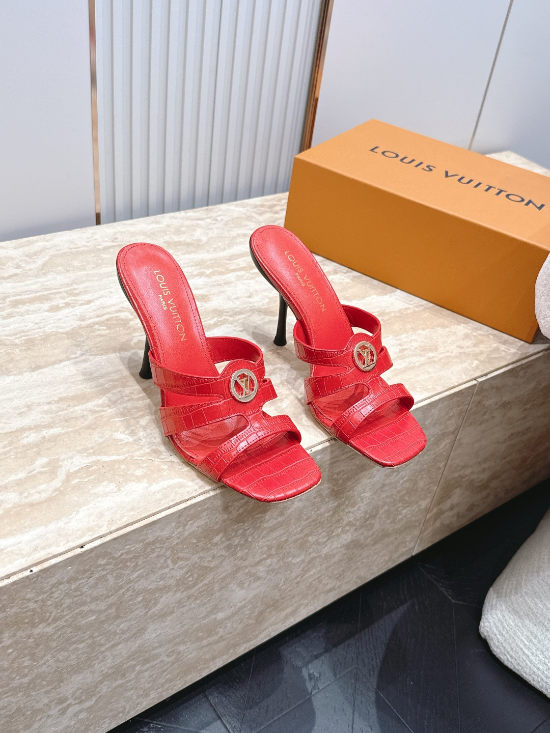 NO:885660,Louis Vuitton LV donkey brand new summer metal buckle thick heel high-heeled sandals and slippers. Simple and exquisite, full of high-end feeling, showing elegance ~ super good-looking on the feet, perfect for summer shoes. Imported cowhide upper, sheepskin lining, outsole, genuine leather outsole imported from Italy, size 35-41 (40.41 custom-made, non-refundable), high-heeled shoes, louis vuitton, louis vuitton, louis  vuitton,sandals,high heels,slippers,cowhide,sheepskin,Leather soles19860909Louis Vuitton LV驴牌夏季新款金属扣粗跟高跟凉鞋拖鞋 简约精致,高级感满满,尽显优雅气质～上脚超好看,拉满了夏日美鞋的绝绝子 鞋面进口牛皮 内里羊皮内里 大底意大利进口真皮大底 码数35-41（40.41订做不退换）,高跟鞋拖鞋,louis vuitton,louis vuitton,louis vuitton,sandals,high heels,slippers,cowhide,sheepskin,Leather soles,Women's Shoes