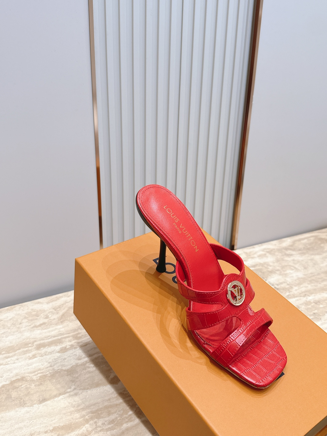 Louis Vuitton  LV驴牌夏季新款金属扣粗跟高跟凉鞋拖鞋简约精致，高级感满满，尽显优雅气质～