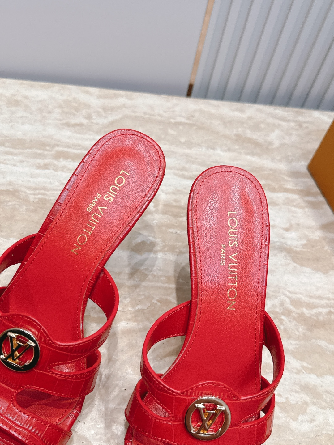 Louis Vuitton  LV驴牌夏季新款金属扣粗跟高跟凉鞋拖鞋简约精致，高级感满满，尽显优雅气质～