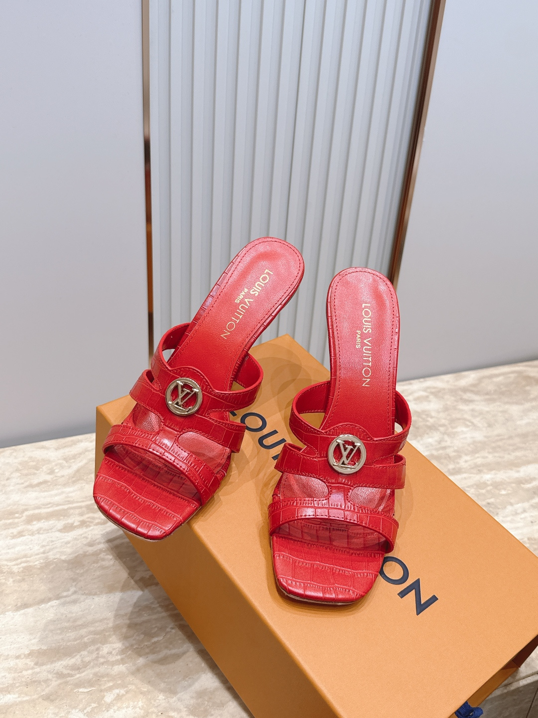 Louis Vuitton  LV驴牌夏季新款金属扣粗跟高跟凉鞋拖鞋简约精致，高级感满满，尽显优雅气质～