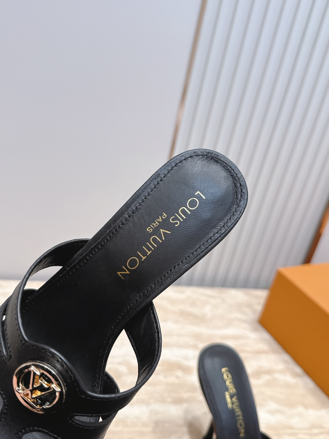 Louis Vuitton  LV驴牌夏季新款金属扣粗跟高跟凉鞋拖鞋简约精致，高级感满满，尽显优雅气质～
