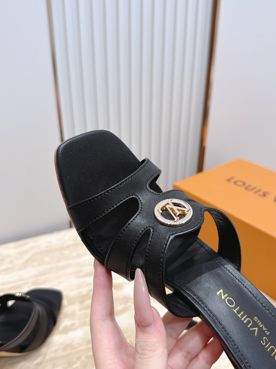 Louis Vuitton  LV驴牌夏季新款金属扣粗跟高跟凉鞋拖鞋简约精致，高级感满满，尽显优雅气质～