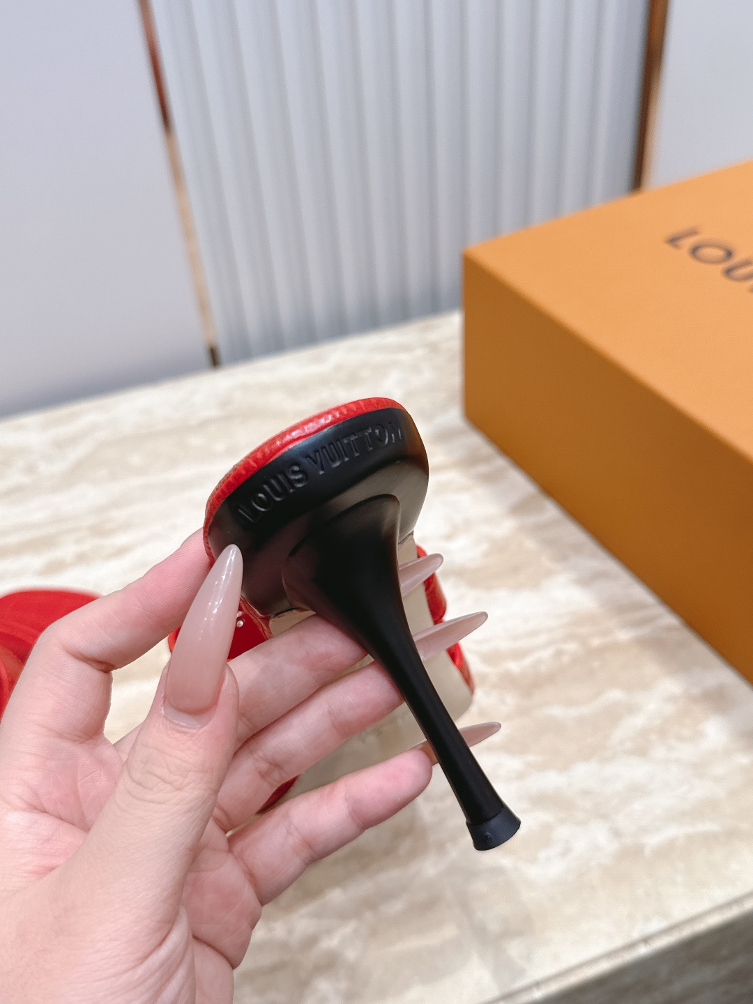 Louis Vuitton  LV驴牌夏季新款金属扣粗跟高跟凉鞋拖鞋简约精致，高级感满满，尽显优雅气质～