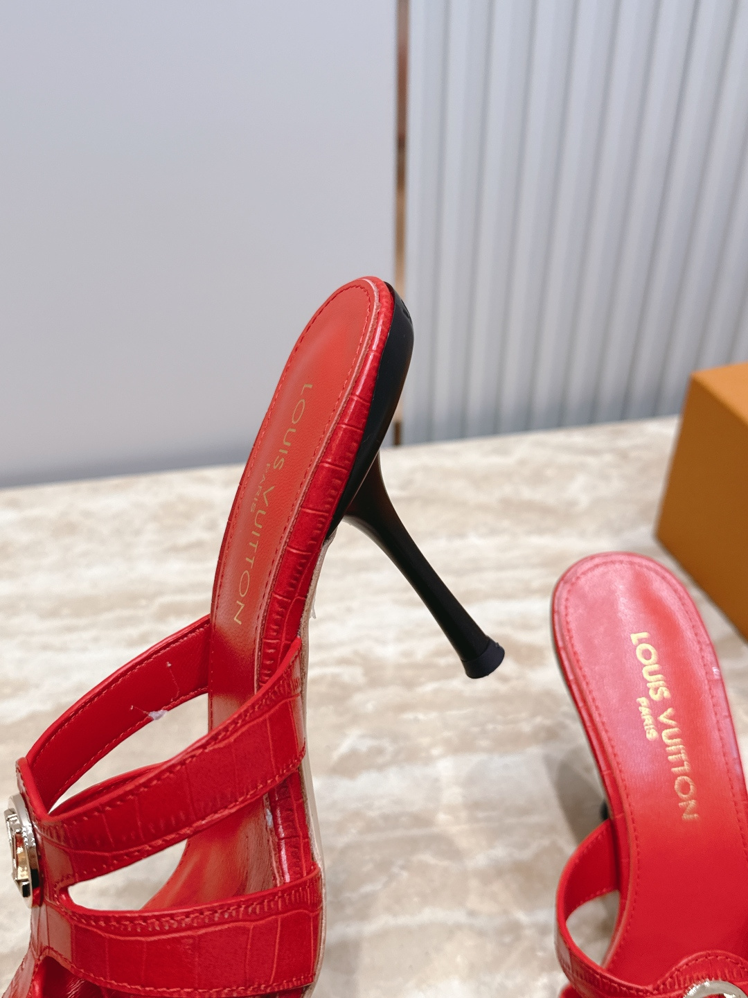 Louis Vuitton  LV驴牌夏季新款金属扣粗跟高跟凉鞋拖鞋简约精致，高级感满满，尽显优雅气质～