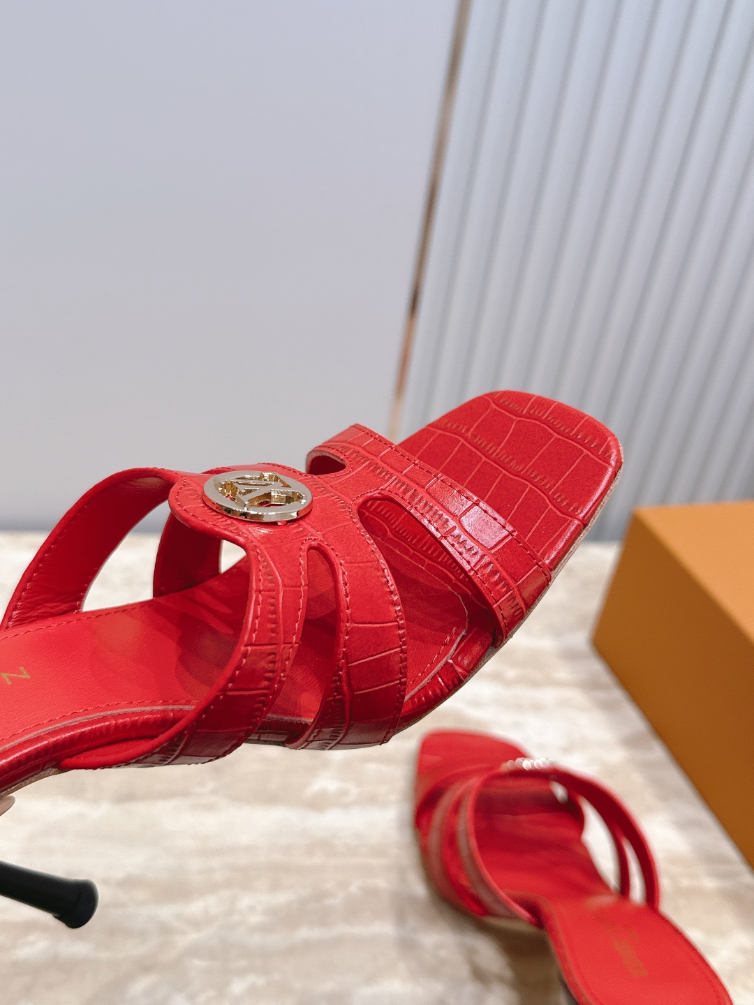 Louis Vuitton  LV驴牌夏季新款金属扣粗跟高跟凉鞋拖鞋简约精致，高级感满满，尽显优雅气质～