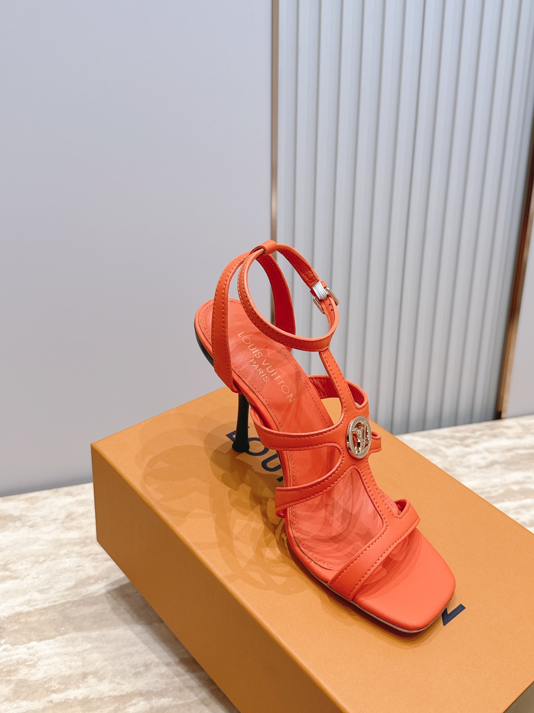 Louis Vuitton  LV驴牌夏季新款金属扣粗跟高跟凉鞋简约精致，高级感满满，尽显优雅气质～上脚