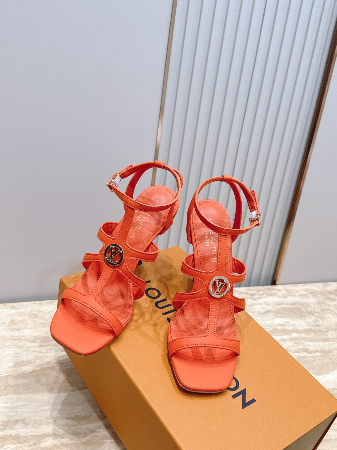 Louis Vuitton  LV驴牌夏季新款金属扣粗跟高跟凉鞋简约精致，高级感满满，尽显优雅气质～上脚
