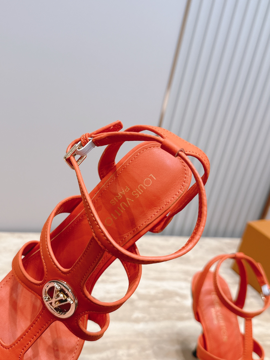 Louis Vuitton  LV驴牌夏季新款金属扣粗跟高跟凉鞋简约精致，高级感满满，尽显优雅气质～上脚