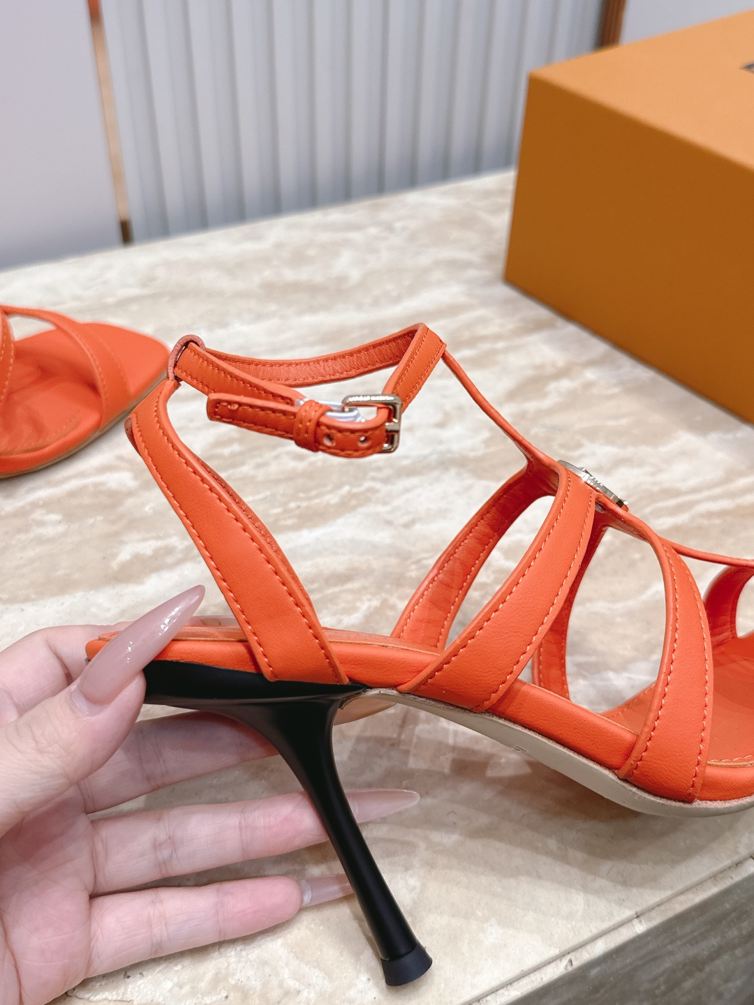 Louis Vuitton  LV驴牌夏季新款金属扣粗跟高跟凉鞋简约精致，高级感满满，尽显优雅气质～上脚