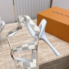 Louis Vuitton LV驴牌夏季新款金属扣粗跟高跟凉鞋简约精致,高级感满满,尽显优雅气质~上脚 Louis Vuitton LV驴牌夏季新款金属扣粗跟高跟凉鞋简约精致,高级感满满,尽显优雅气质~上脚