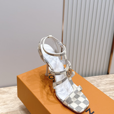 Louis Vuitton LV驴牌夏季新款金属扣粗跟高跟凉鞋简约精致,高级感满满,尽显优雅气质~上脚 Louis Vuitton LV驴牌夏季新款金属扣粗跟高跟凉鞋简约精致,高级感满满,尽显优雅气质~上脚