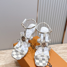 Louis Vuitton LV驴牌夏季新款金属扣粗跟高跟凉鞋简约精致,高级感满满,尽显优雅气质~上脚 Louis Vuitton LV驴牌夏季新款金属扣粗跟高跟凉鞋简约精致,高级感满满,尽显优雅气质~上脚