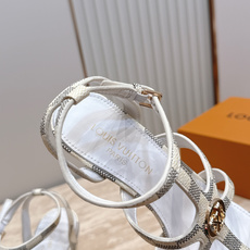 Louis Vuitton LV驴牌夏季新款金属扣粗跟高跟凉鞋简约精致,高级感满满,尽显优雅气质~上脚 Louis Vuitton LV驴牌夏季新款金属扣粗跟高跟凉鞋简约精致,高级感满满,尽显优雅气质~上脚