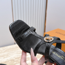 Louis Vuitton LV驴牌夏季新款金属扣粗跟高跟凉鞋简约精致,高级感满满,尽显优雅气质~上脚 Louis Vuitton LV驴牌夏季新款金属扣粗跟高跟凉鞋简约精致,高级感满满,尽显优雅气质~上脚