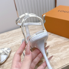 Louis Vuitton LV驴牌夏季新款金属扣粗跟高跟凉鞋简约精致,高级感满满,尽显优雅气质~上脚 Louis Vuitton LV驴牌夏季新款金属扣粗跟高跟凉鞋简约精致,高级感满满,尽显优雅气质~上脚