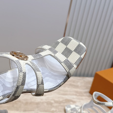 Louis Vuitton LV驴牌夏季新款金属扣粗跟高跟凉鞋简约精致,高级感满满,尽显优雅气质~上脚 Louis Vuitton LV驴牌夏季新款金属扣粗跟高跟凉鞋简约精致,高级感满满,尽显优雅气质~上脚