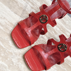 Louis Vuitton LV驴牌夏季新款金属扣粗跟高跟凉鞋简约精致,高级感满满,尽显优雅气质~上脚 Louis Vuitton LV驴牌夏季新款金属扣粗跟高跟凉鞋简约精致,高级感满满,尽显优雅气质~上脚