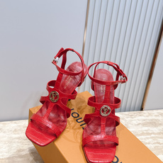 Louis Vuitton LV驴牌夏季新款金属扣粗跟高跟凉鞋简约精致,高级感满满,尽显优雅气质~上脚 Louis Vuitton LV驴牌夏季新款金属扣粗跟高跟凉鞋简约精致,高级感满满,尽显优雅气质~上脚