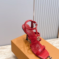 Louis Vuitton LV驴牌夏季新款金属扣粗跟高跟凉鞋简约精致,高级感满满,尽显优雅气质~上脚 Louis Vuitton LV驴牌夏季新款金属扣粗跟高跟凉鞋简约精致,高级感满满,尽显优雅气质~上脚