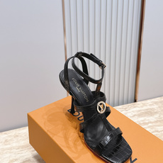 Louis Vuitton LV驴牌夏季新款金属扣粗跟高跟凉鞋简约精致,高级感满满,尽显优雅气质~上脚 Louis Vuitton LV驴牌夏季新款金属扣粗跟高跟凉鞋简约精致,高级感满满,尽显优雅气质~上脚