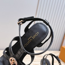 Louis Vuitton LV驴牌夏季新款金属扣粗跟高跟凉鞋简约精致,高级感满满,尽显优雅气质~上脚 Louis Vuitton LV驴牌夏季新款金属扣粗跟高跟凉鞋简约精致,高级感满满,尽显优雅气质~上脚