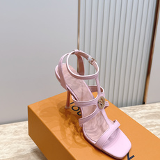 Louis Vuitton LV驴牌夏季新款金属扣粗跟高跟凉鞋简约精致,高级感满满,尽显优雅气质~上脚 Louis Vuitton LV驴牌夏季新款金属扣粗跟高跟凉鞋简约精致,高级感满满,尽显优雅气质~上脚