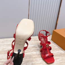 Louis Vuitton LV驴牌夏季新款金属扣粗跟高跟凉鞋简约精致,高级感满满,尽显优雅气质~上脚 Louis Vuitton LV驴牌夏季新款金属扣粗跟高跟凉鞋简约精致,高级感满满,尽显优雅气质~上脚