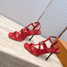Louis Vuitton LV驴牌夏季新款金属扣粗跟高跟凉鞋简约精致,高级感满满,尽显优雅气质~上脚 Louis Vuitton LV驴牌夏季新款金属扣粗跟高跟凉鞋简约精致,高级感满满,尽显优雅气质~上脚