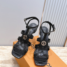 Louis Vuitton LV驴牌夏季新款金属扣粗跟高跟凉鞋简约精致,高级感满满,尽显优雅气质~上脚 Louis Vuitton LV驴牌夏季新款金属扣粗跟高跟凉鞋简约精致,高级感满满,尽显优雅气质~上脚